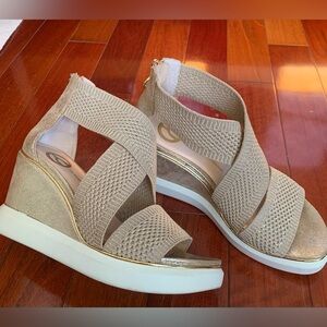 The Wishbone Collection LIKE NEW Chic Beige Woven Wedges US.6M (37 EU)